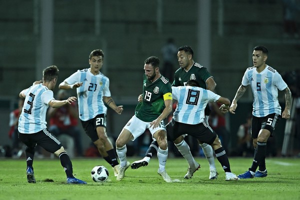México va de más a menos y pierde 2-0 ante Argentina