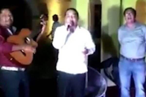 Alcalde de Acapulco canta 'Mátalas'; y en Guerrero van 136 feminicidios este año