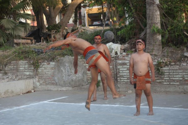 Una exhibición del juego del Ulama fue parte del cierre del Encuentro Yoreme, en el Parque Ciudades Hermanas, en Mazatlán.