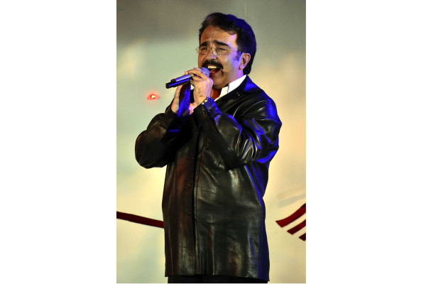 Sufre Vicente Fernández Jr. parálisis facial, pero no por un coraje, asegura