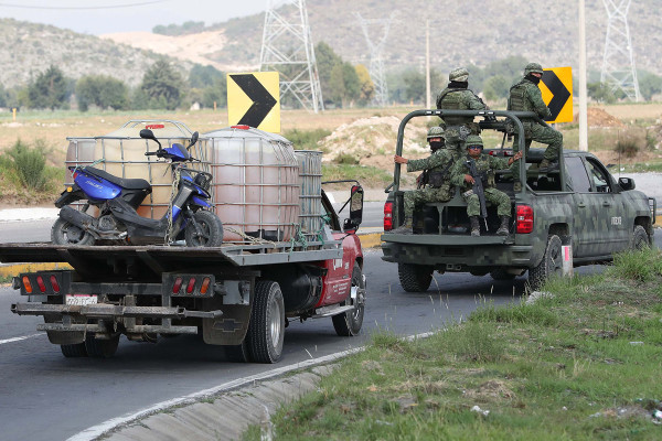 Supuestas marcas de sangre se aprecian aún en donde se registraron enfrentamientos entre elementos del Ejército y Huachicoleros.