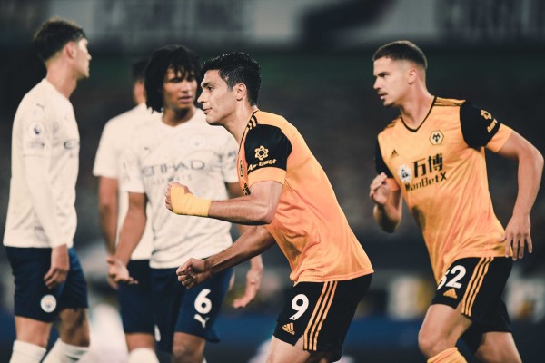 Raúl Jiménez celebra su gol, aunque al final, el Wolverhampton perdió. (Twitter @WolvesEspanol)