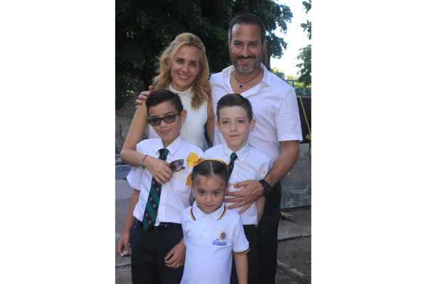 Lorien Velázquez y Héctor Orrantia con sus hijos, Héctor Luk, Alexis y Alejandra Orrantia.