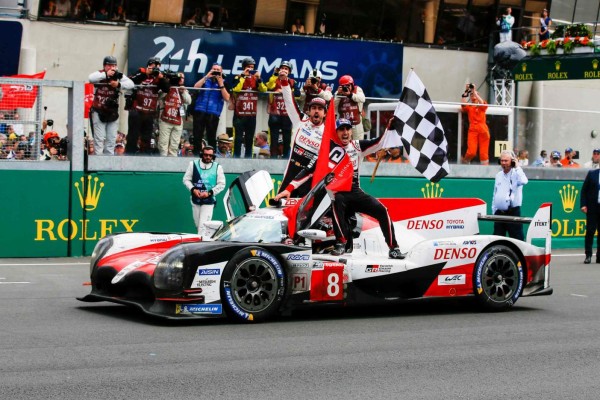 Fernando Alonso gana en Le Mans para acercarse a la Triple Corona