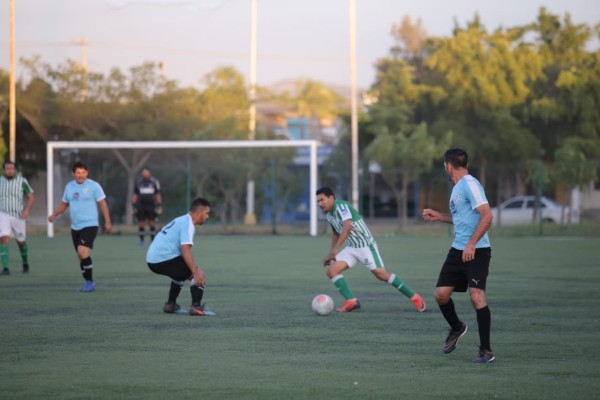 Servigrúas-Sonido Zeuss (verde) sellaron su pase a la ronda de semifinales en la Liga Superveteranos.