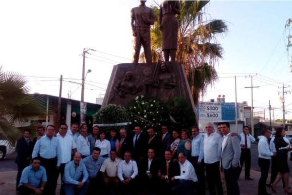 Inicia con ofrenda festejo a maestros en Culiacán