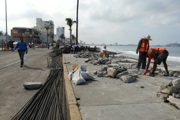 Remueven otra parte del camellón del malecón de Mazatlán