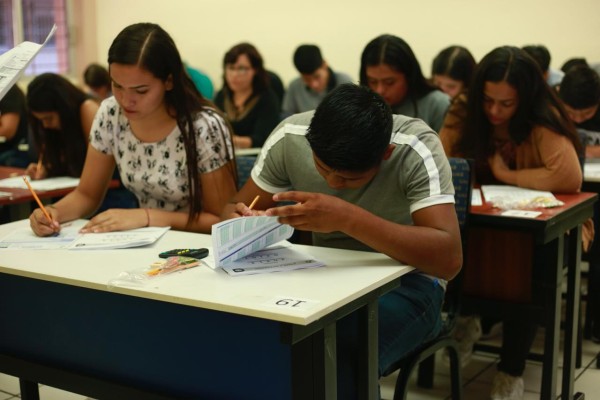 Aplican examen Ceneval a aspirantes a ingresar a la UAS en el sur de Sinaloa