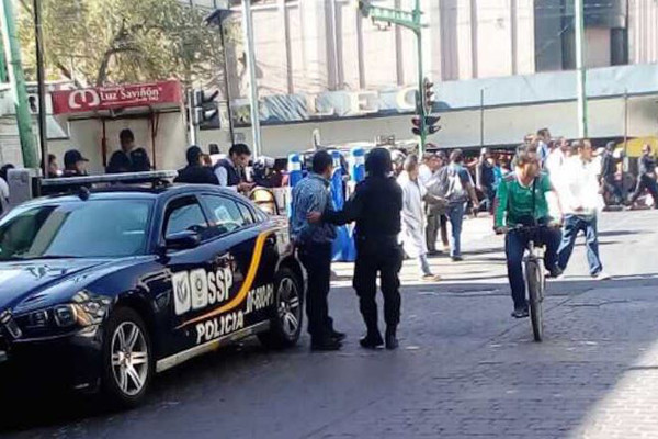 Agreden policías y detienen al periodista en la CDMX