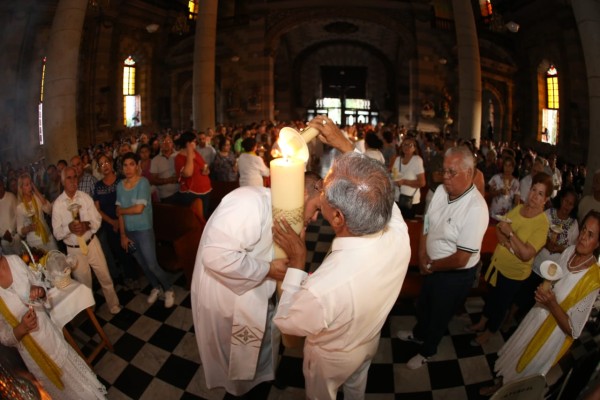 Fieles católicos reciben el Fuego Nuevo en la Vigilia Pascual en Mazatlán
