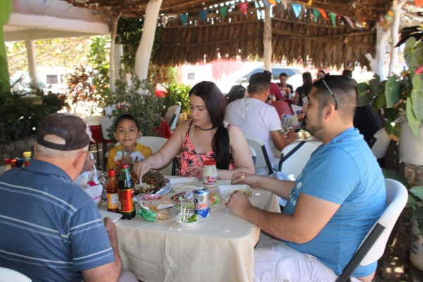 En los restaurantes de Celestino Gasca las familias degustan las variedades de pescado, y ostión de piedra.