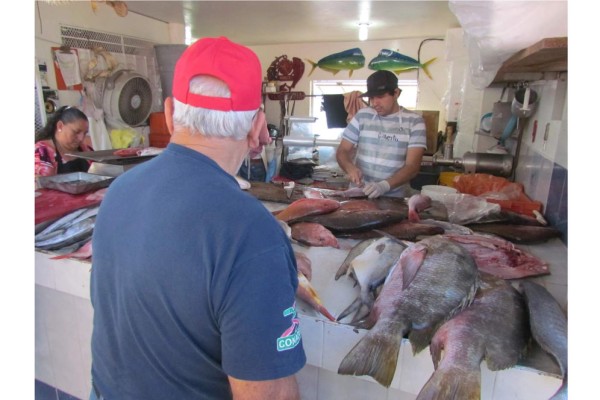 Los productos del mar que ahí se expenden son frescos y a precios muy competitivos, señalan.