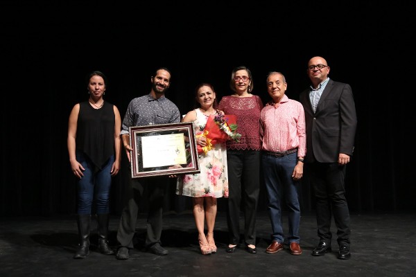 Laura Rocha recibe el premio por parte de funcionarios del Isic.
