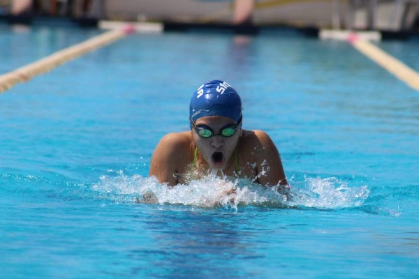 Más de 400 nadadores disputan su pase al Campeonato Nacional de Natación.