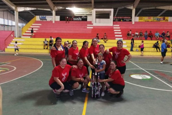 Las Fénix vuelan hacia el título del baloncesto femenil de Escuinapa