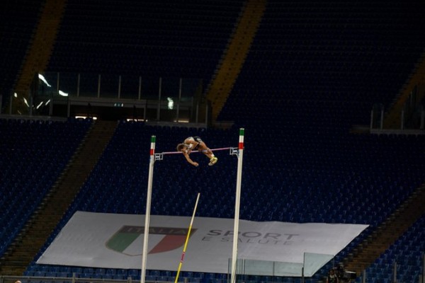 El sueco Armand Duplantis bate récord mundial de salto con pértiga al superar los 6.15 metros