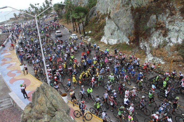 Pasean en sus bicis por Mazatlán y alrededores