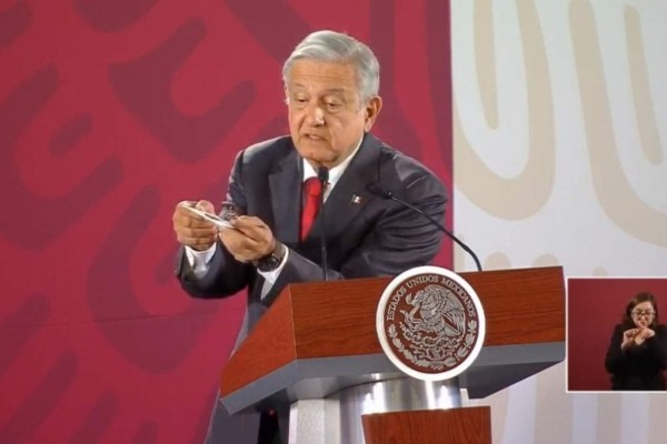 AMLO muestra la cámara que espiaba en el Palacio Nacional; insiste en que no denunciarán