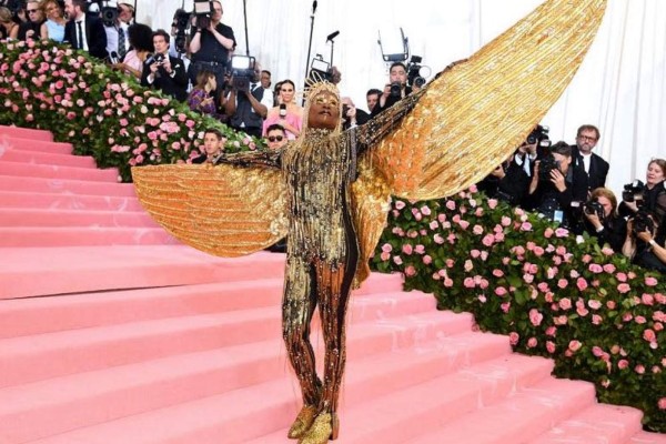 Tan extravagante como siempre, el actor Billy Porter, conocido por la serie Pose, llegó a bordo de una litera a la escalinata del MET, cargado por seis fornidos modelos.