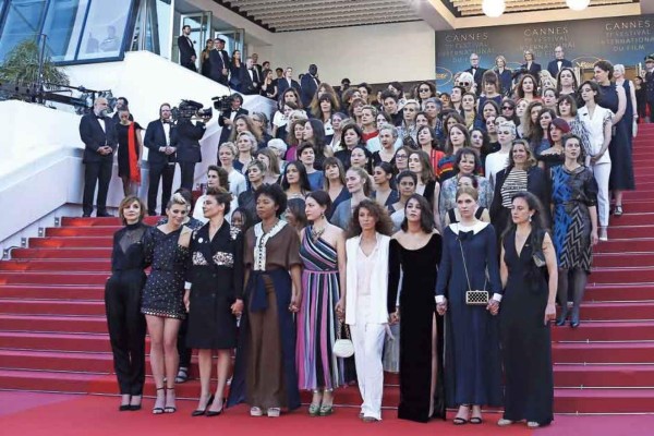 Salma Hayek marcha por la igualdad en el Festival de Cannes