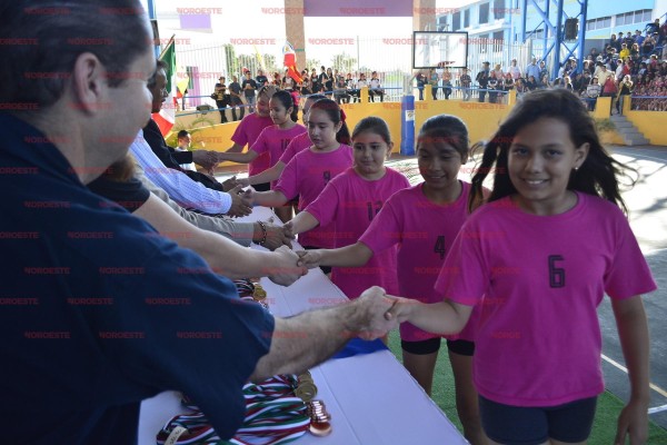 Los ganadores de las medallas reciben su premiación.