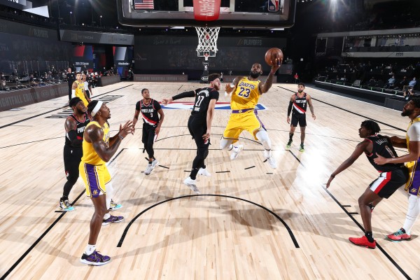 Lakers cierra la serie por 4-1 para pasar de ronda después de una larga sequía. Foto: Twitter @NBA