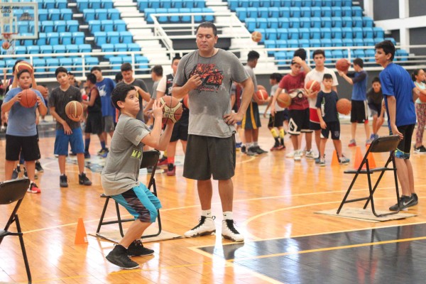 Aprenden técnicas del deporte ráfaga en el Campamento de Verano de Baloncesto Pittbull 2018
