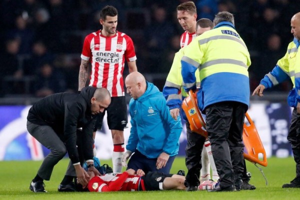 Hirving Lozano abandonó el juego tras el golpe en la cabeza. (Foto: @PSV)