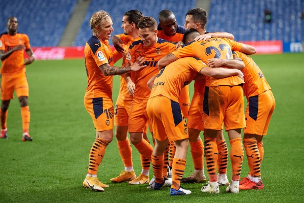 Jugadores del Valencia celebran el gol de Maxi Gómez que sentenció el triunfo. (Twitter @valenciafc)