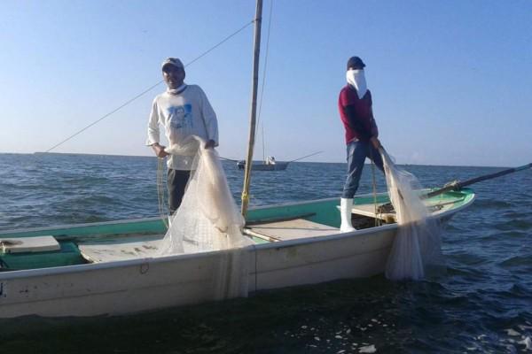 Pescadores ribereños en alta mar.