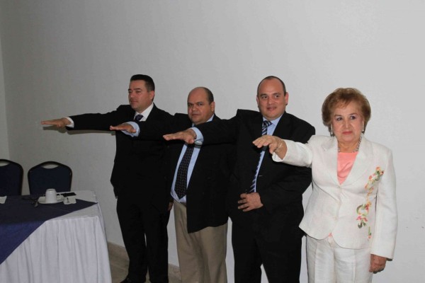 La nueva mesa directiva de la Amasfac rindió protesta.