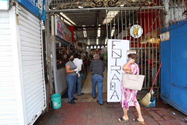 El mercado Pino Suárez, en Mazatlán, controla accesos ante pandemia de Covid-19