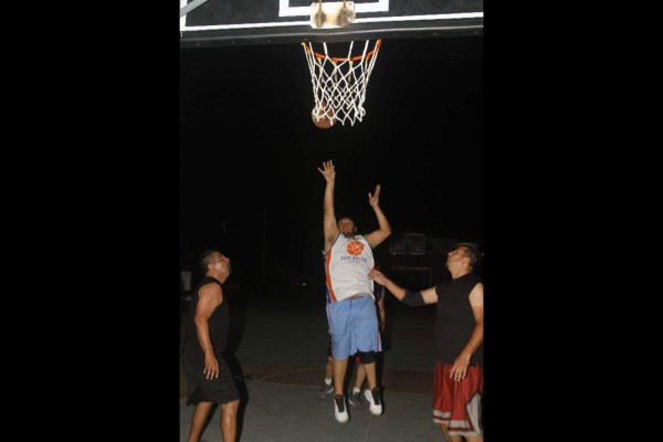 JB 13 Refrigeración deja frío a El Rosario en el baloncesto Veteranos