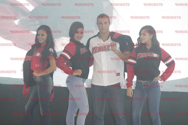 Jóvenes modelos muestran la nueva gama de la línea deportiva de Venados.
