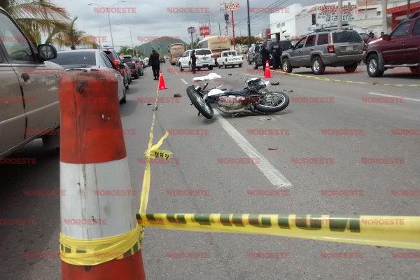 Muere motociclista arrollado por tráiler