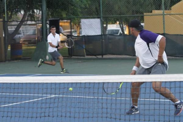 Alistan papás sus raquetas para torneo en el Club Muralla