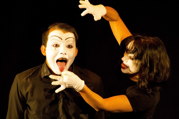 Logra el grupo de pantomima Triveni conquistar a los niños