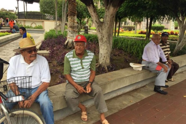 Escuinapenses difrutan clima lluvioso y aprovechan para captar agua