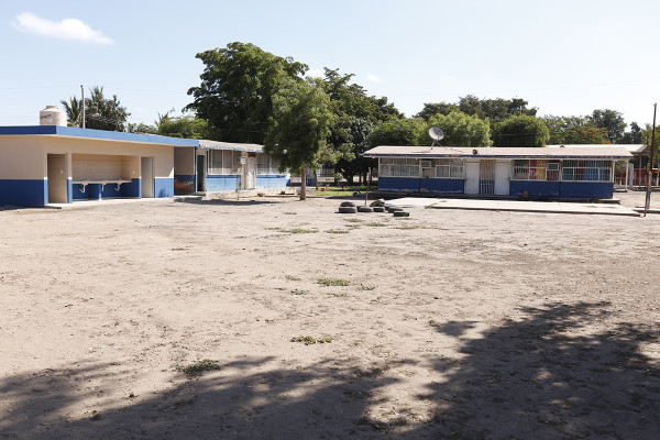 Ayuntamiento de Navolato entrega a escuela sanitarios... sin fosa séptica