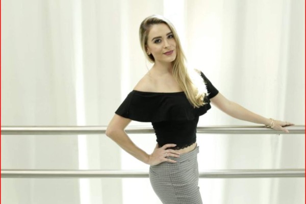 Entregada, Claudia Bandín al impulso de bailarines