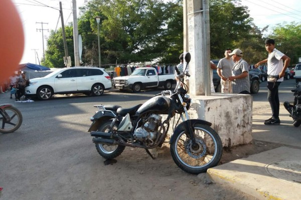 Choca motociclista contra vehículo en Culiacán y resulta herido