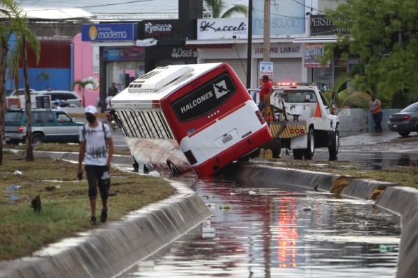 Camión de pasajeros cae en canal pluvial de Fraccionamiento El Toreo, en Mazatlán