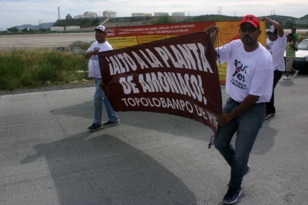 Marchan contra la planta de amoniaco en Topolobampo