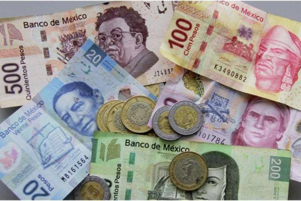 La moneda mexicana finalizó este viernes en 18.7699 unidades por dólar.