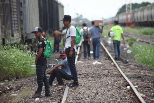 El servicio de ferrocarril en México solo funciona para el transporte de carga y es en donde viajan migrantes para llegar a la frontera.