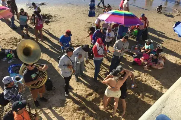 La Alcaldesa explicó que la intención no es impedir la actividad de los músicos, sino que se desarrolle respetando los niveles de ruido y los horarios establecidos.