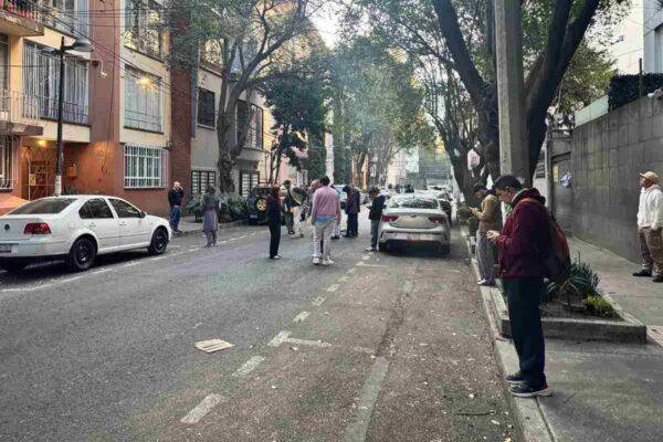 Vecinos en la Ciudad de México dejan sus viviendas tras el sismo y la alerta.