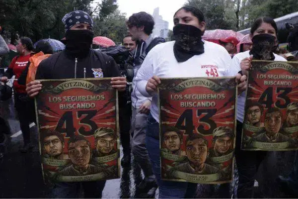‘A 11 años, no hay avances’, dice abogado de Ayotzinapa tras reunión de padres de los 43 estudiantes con Sheinbaum