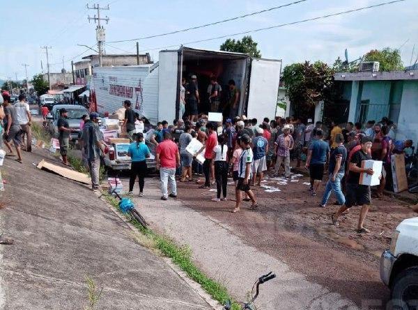 $!Saquean tráiler averiado en la México 15; transportaba mercancía de papelería