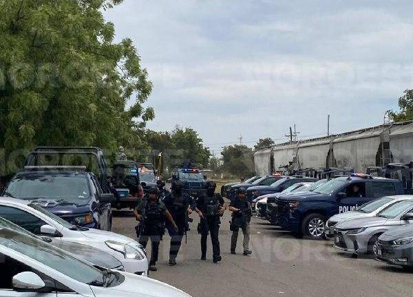 Elementos de seguridad resguardan el perímetro del centro de internamiento tras el incendio.